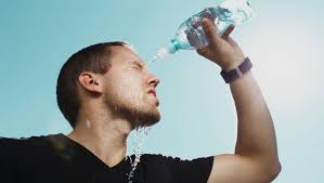 गर्मी के मौसम में लू से बचे रहने के लिए रोज कितना पानी पीना चाहिए?, आइये जानते हैं क्या कहते हैं स्वास्थ्य विशेषज्ञ