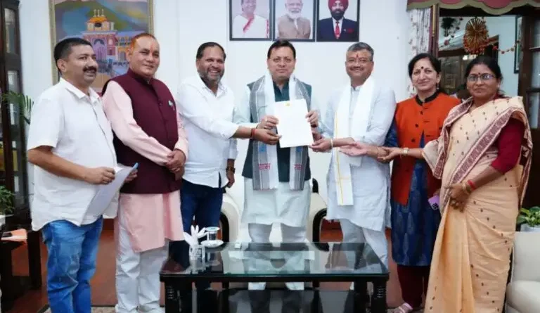 मेयर देहरादून सहित हरिद्वार मेयर एवं विभिन्न नगर पालिका अध्यक्षों ने सीएम धामी से मुलाक़ात की