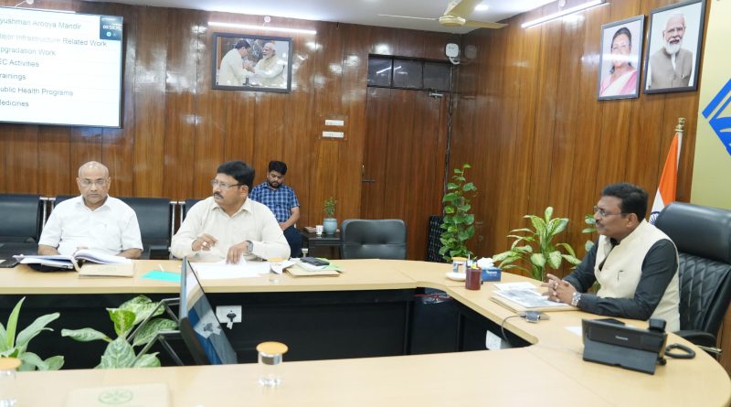 मुख्य सचिव आनन्द बर्द्धन ने सचिवालय में आयुष विभाग की समीक्षा की