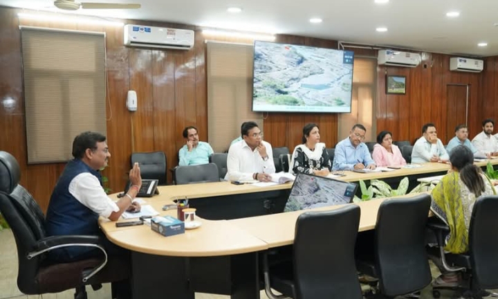 मुख्य सचिव ने सिंचाई विभाग द्वारा जल संरक्षण हेतु बनाये जा रहे चेक डैम की समीक्षा की