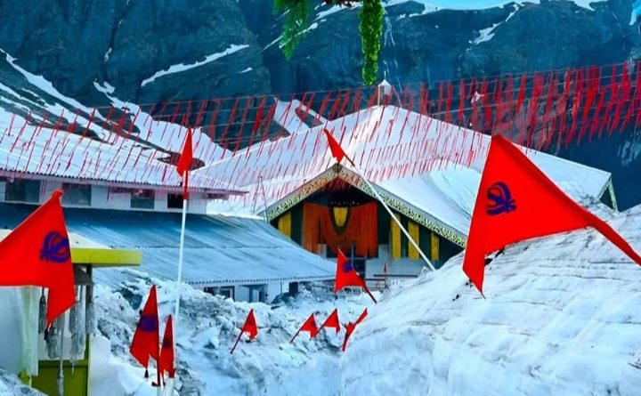 हेमकुंड साहिब के कपाट खुले, बड़ी संख्या में मौजूद रहे श्रद्धालु