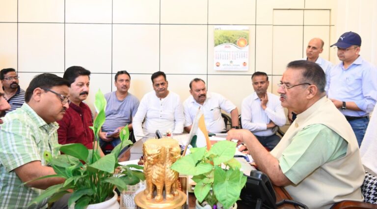 कैबिनेट मंत्री गणेश जोशी ने सिंचाई विभाग के अधिकारियों के साथ की बैठक