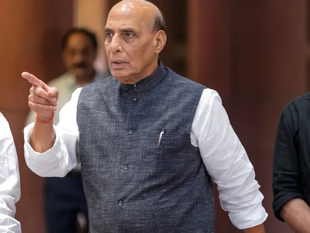 ऑपरेशन सिंदूर के बाद रक्षा मंत्री का पहला भुज दौरा, भुज एअरबेस से राजनाथ सिंह की पाक को कड़ी चेतावनी