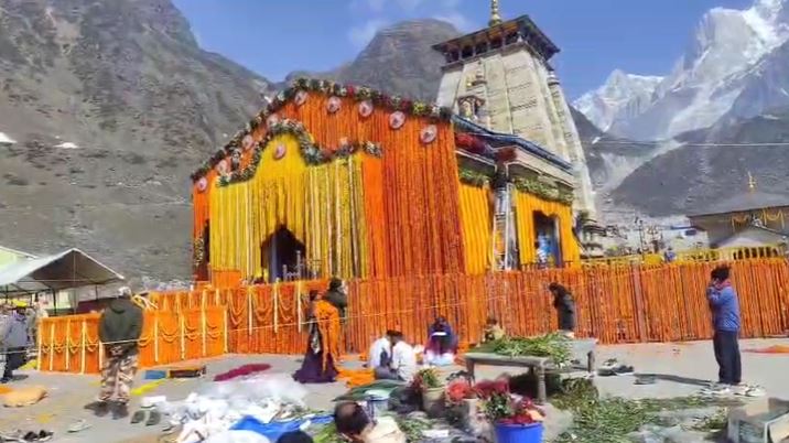 कल खुलेंगे बाबा केदारनाथ धाम के कपाट, 108 क्विंटल फूलों से सजाया गया मंदिर परिसर