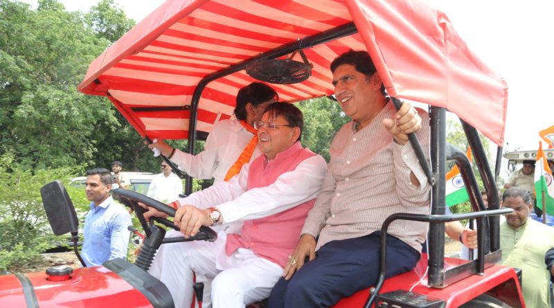 UCC धन्यवाद रैली में सीएम धामी का अनोखा अंदाज, लिब्बरहेड़ी में चलाया ट्रैक्टर