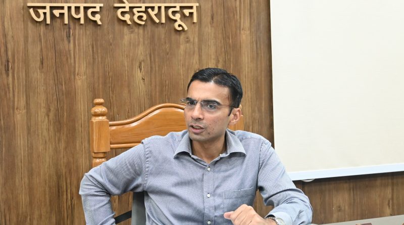 कार्यालय में जुआ खेलने वालों पर अब डीएम ने तरेरी नजर, लिया तत्काल सख्त एक्शन; किया निलम्बित