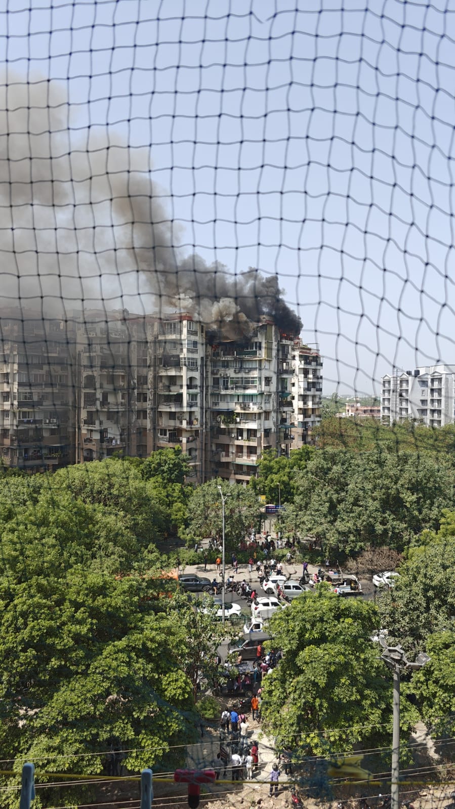 द्वारका सेक्टर-13 की इमारत में लगी आग, जान बचाने के लिए 7वीं मंजिल से कूदे 3 लोग, हालत नाजुक
