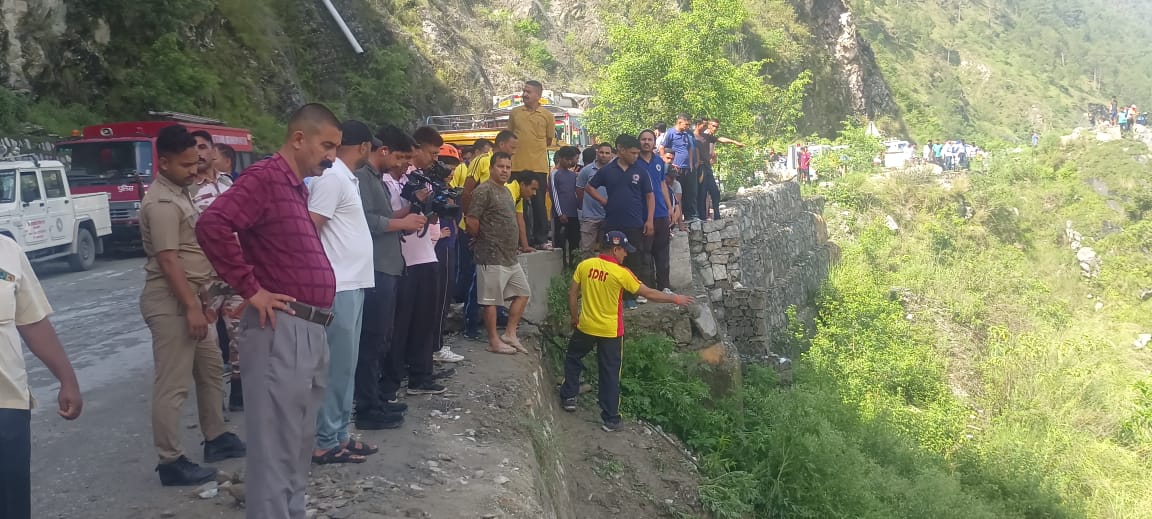 उत्तराखंड में एक दिल दहला देने वाली घटना: रुद्रप्रयाग में यात्रियों से भरी बस अलकनंदा नदी में बही,11 से ज्यादा यात्री लापता,दो मौत