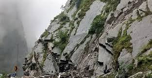 पिनौला में बोल्डर गिरने से बदरीनाथ मार्ग बंद, तीर्थयात्रियों की आवाजाही पर लगी रोक