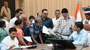 जनसुनवाई में फरियाद सुनते जिलाधिकारी सविन बंसल, फर्जी निवास प्रमाण पत्रों पर एफआईआर