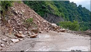 यमुनोत्री हाईवे पर भूस्खलन से यातायात ठप