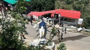 उत्तराखंड के रूद्रप्रयाग में सड़क पर हेलीकॉप्टर की आपात लैंडिंग