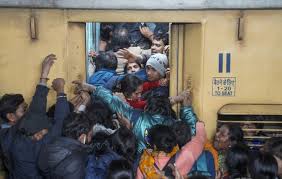 एम चिन्नास्वामी स्टेडियम के पास मची भगदड़, भगदड़ में 11 लोगों की मौत, कई घायल