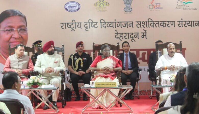 दृष्टिबाधित बच्चों की प्रस्तुति से भावुक हुई राष्ट्रपति मुर्मू, मंच पर ही छलके आंसू