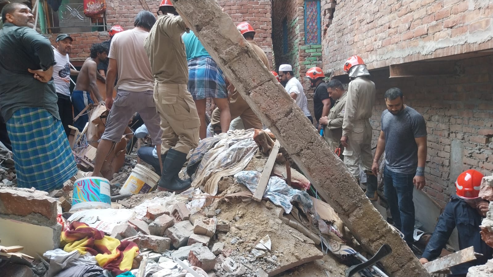 दिल्ली: सीलमपुर में 4 मंजिला इमारत ढही, मलबे में फंसे कई लोग, रस्क्यू जारी