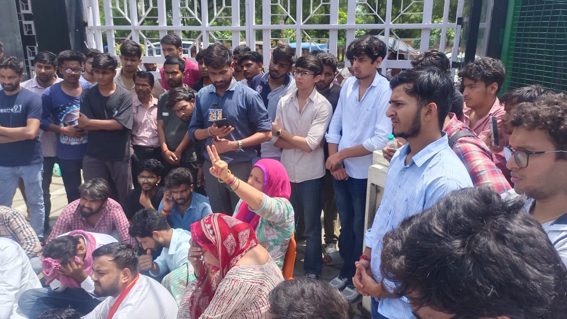 ग्रेटर नोएडा की यूनिवर्सिटी में हॉस्टल में छात्रा ने फांसी लगाकर की आत्महत्या, विश्वविद्यालय के गेट पर आक्रोश जताते पीड़ित स्वजन व छात्र