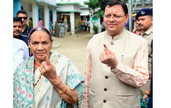 सीएम धामी ने अपनी माताजी के साथ किया मतदान