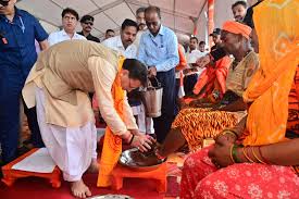 सीएम धामी ने ओम पुल में आयोजित कार्यक्रम में शिवभक्त कांवड़ियों के चरण धोकर किया स्वागत