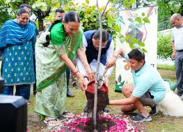एक पेड़ माँ के नाम’ अभियान: खटीमा में माताजी के साथ वृक्षारोपण कर पर्यावरण संरक्षण का संदेश
