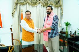 मुख्यमंत्री पुष्कर सिंह धामी से अंतरराष्ट्रीय बास्केटबॉल खिलाड़ी विशेष भृगुवंशी ने की भेंट