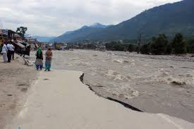 हिमाचल में मूसलाधार बारिश से जनजीवन अस्त-व्यस्त, 300 से अधिक सड़कें ठप