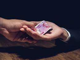 मथुरा में 50 हजार की रिश्वत लेता सिपाही रंगे हाथ पकड़ा, तुरंत निलंबित