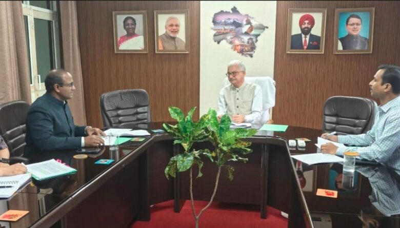 चुनाव आयुक्त डॉ. विवेक जोशी ने की निर्वाचन तैयारियों की समीक्षा बैठक