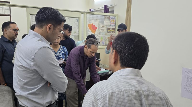 जिले में मूसलाधार बारिश, ग्राउंड जीरो पर डीएम, प्रातःकाल से ही सड़कों पर स्थिति का लिया जायजा।