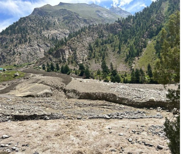 हिमाचल की लाहौल घाटी में फटा बादल, तीन पुल बहे, गांव में घुसा मलबा