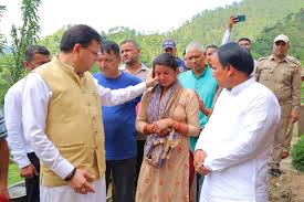 मुख्यमंत्री ने प्रभावितों के बीच पहुंचकर पोछे आंसू, कहा – पूरा राज्य आपके साथ खड़ा