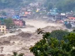 गंगोत्री धाम के प्रमुख पड़ाव धराली में खीर गंगा नदी में आई विनाशकारी बाढ़, बाढ़ से लोगों में दहशत का माहौल