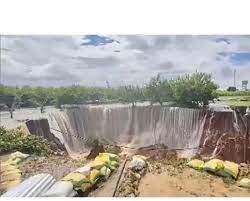 राजस्थान के कई जिलों में कुदरत का कहर, बांध के ओरफ्लो होने से जमीन में बना 55 फीट गड्ढा