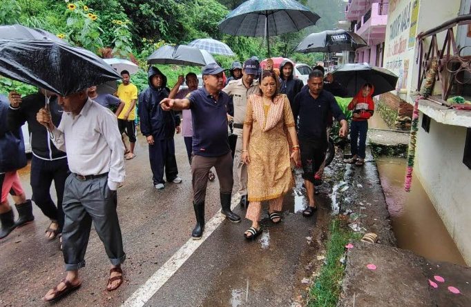 रेखा आर्या ने किया सोमेश्वर के आपदाग्रस्त क्षेत्रों का निरीक्षण